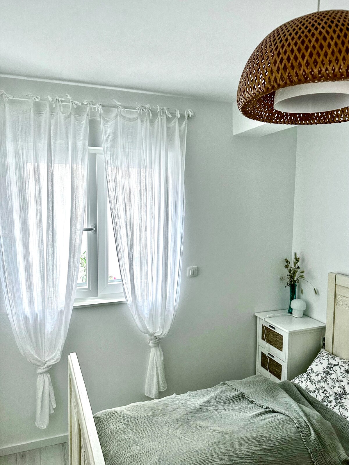 חדר שינה מס '1 עם מיטות זוגיות ושידות ליד המיטה, ארונות ומתלה. 