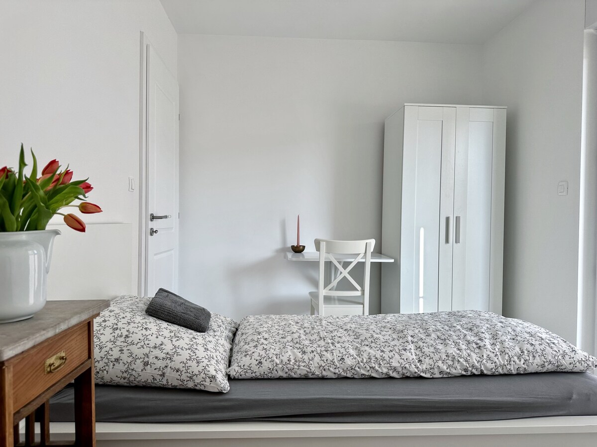 חדר שינה מס '2 עם שולחן מתקפל למקרה שתצטרכו לעבוד או ללמוד וארון בגדים