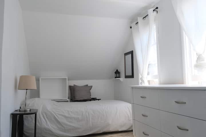 Bedroom 2 single beds / Chambre deux lits simples