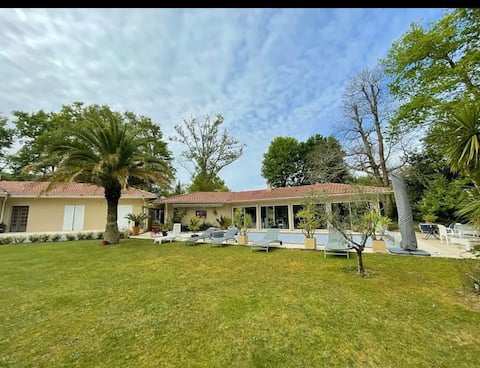 15 minutes from the beaches, pool and Jacuzzi