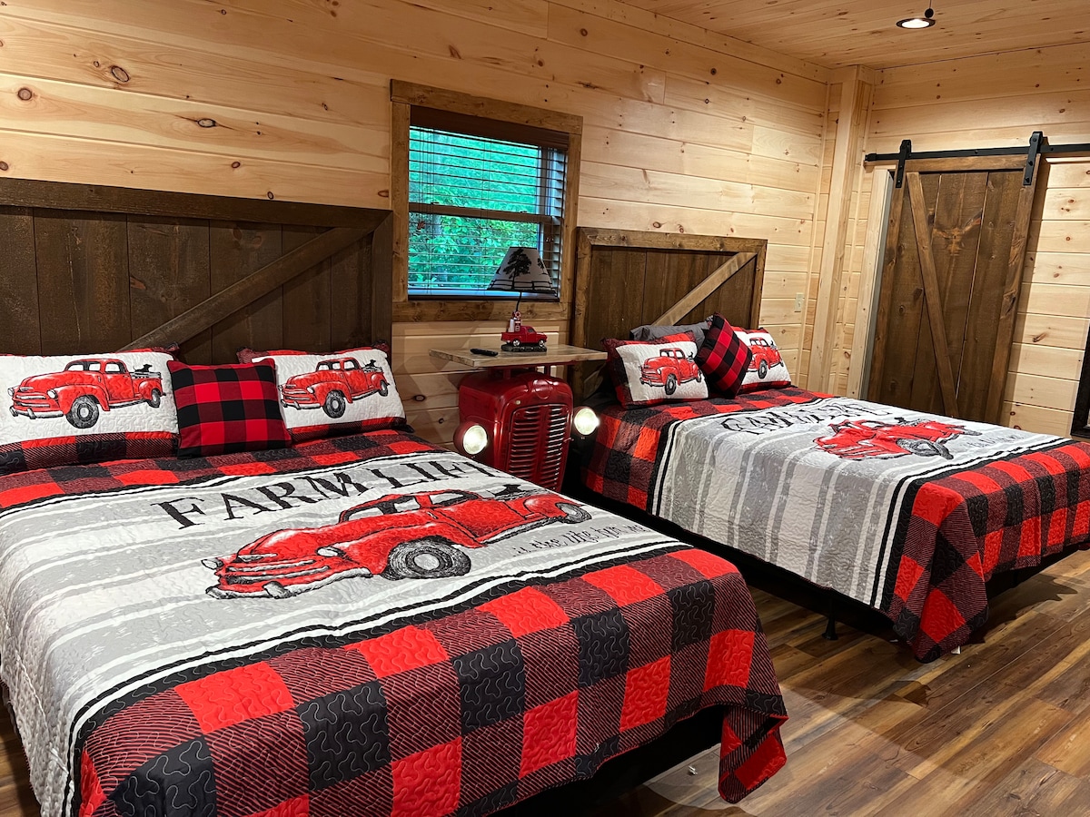 Spavaća soba na donjoj etaži ima 2 bračna kreveta (