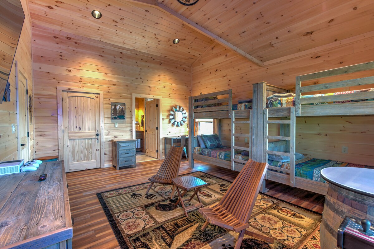 Soba s krevetom na kat bit će hit za djecu.  Prostran je, ima novi XBOX 1 i arkadni stroj.  Također je privatna kupaonica.