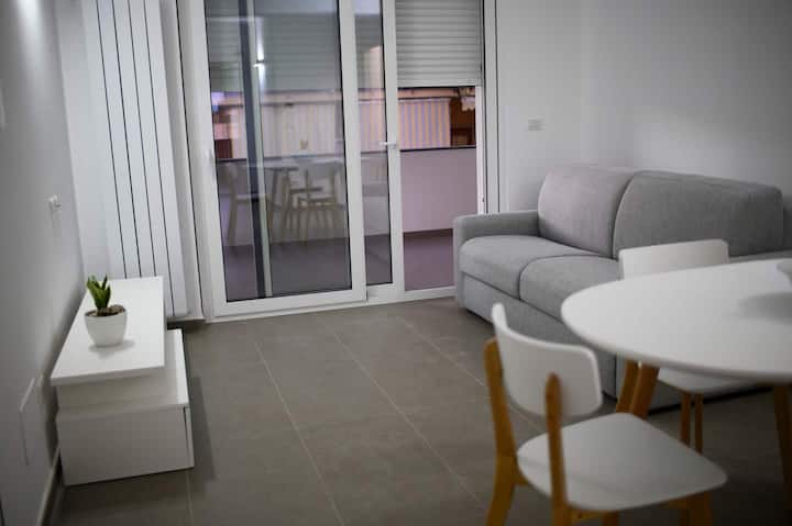 el área de estar adyacente a la gran terraza consta de un cómodo sofá cama que se abre con extrema facilidad .