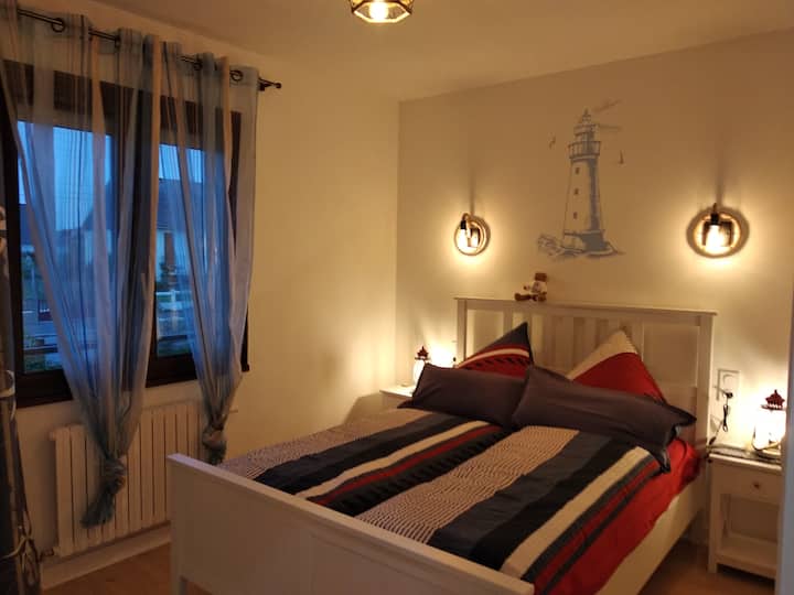 Spálňa 1 „Siren“ s manželskou posteľou 140 x 200 cm, 2 nočné stolíky, 1 malá skriňa.