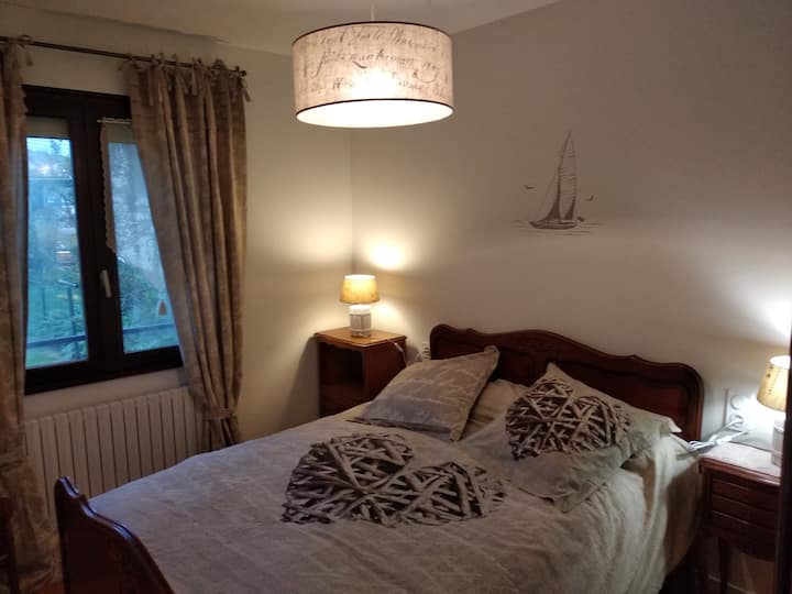 Spálňa 3 „Corniche“ s manželskou posteľou 140 x 190 cm, 2 nočné stolíky, 1 veľká šatníková skriňa