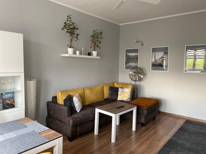 سرير أريكة لشخصين.