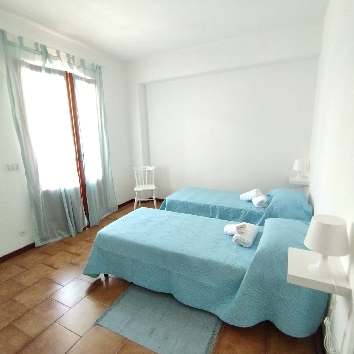 Chumba maridadi chenye vitanda vya mtu mmoja 