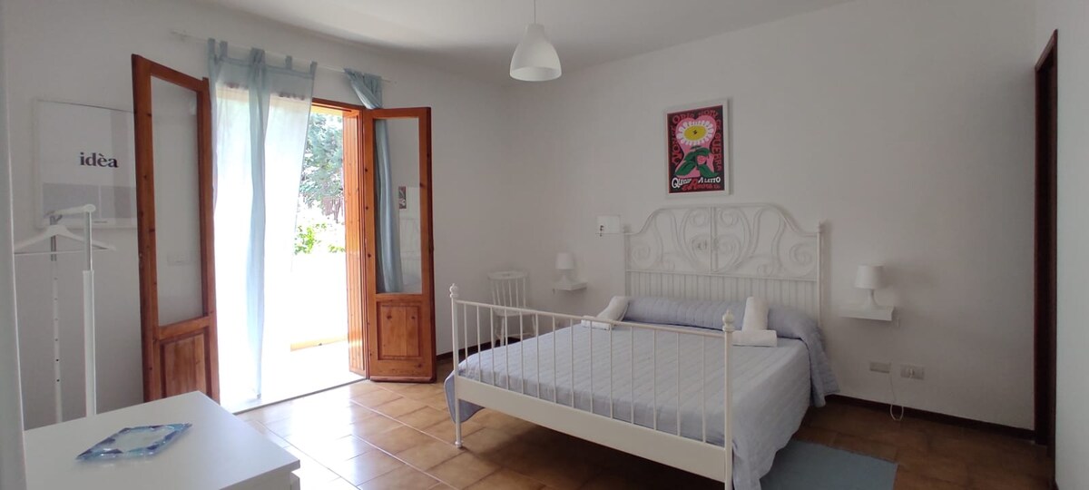 Chumba cha WAZO - kilicho na kitanda cha chuma cha mbunifu.