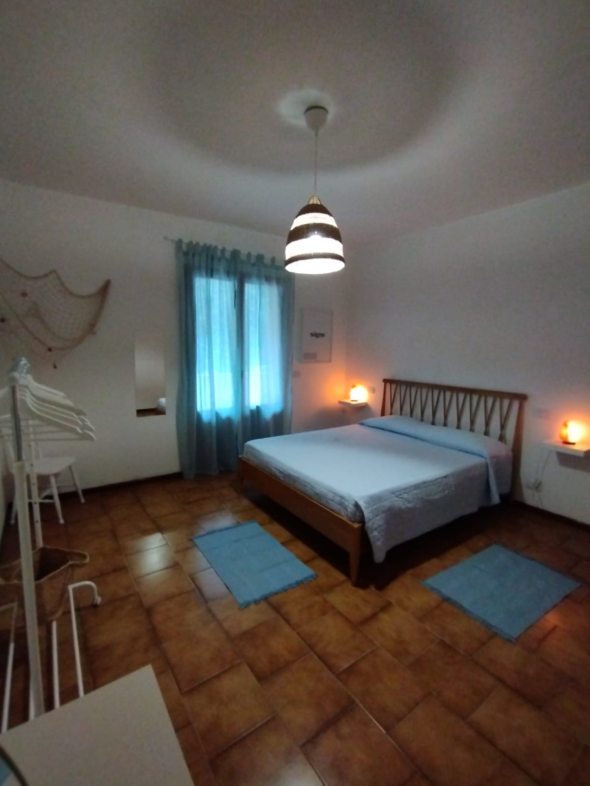 Chumba cha NDOTO - kilicho na kitanda cha mwaloni cha mbunifu na taa za chumvi za Himalaya