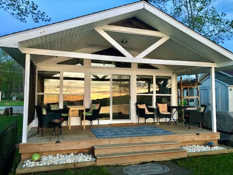 Dock Holiday - Lakefront Canadohta Cottage