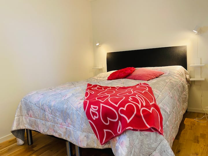 Dormitorio principal con cama doble