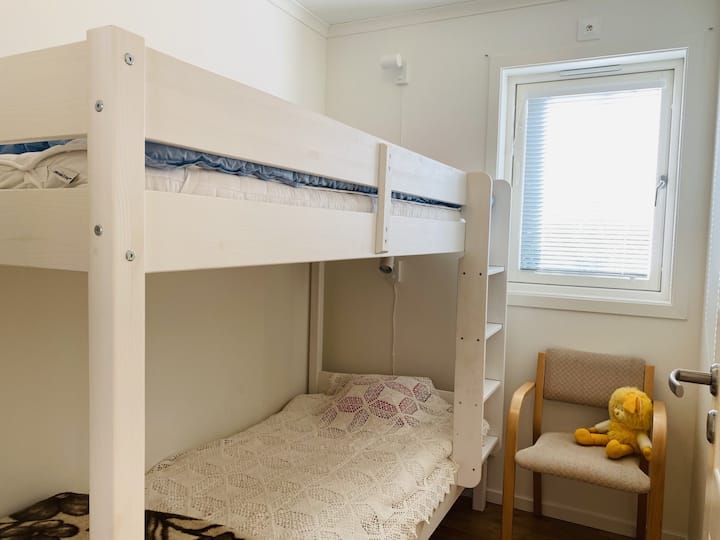 Dormitorio pequeño con litera