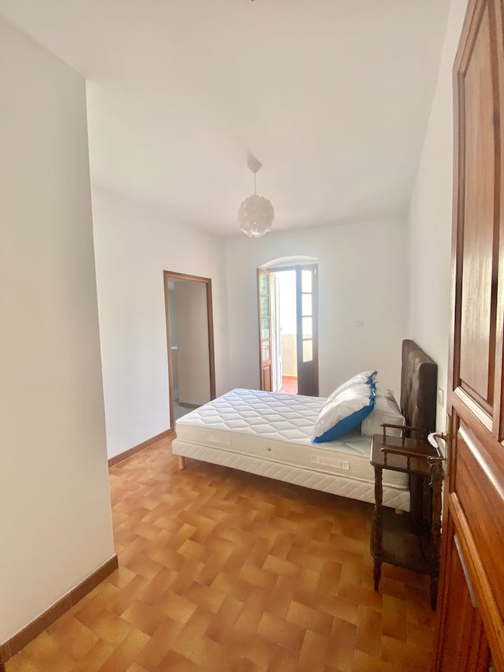 الغرفة الأولى 