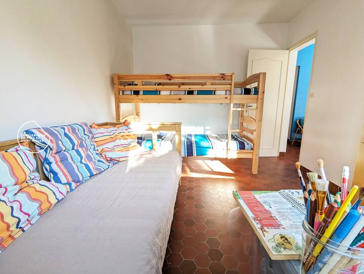 Chumba cha watoto, kinalala vitanda 3 vya mtu mmoja na michezo inayopatikana