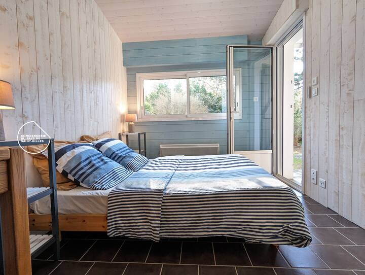 Chumba kikuu cha kulala chenye sehemu ya ofisi na chumba huru cha kuogea