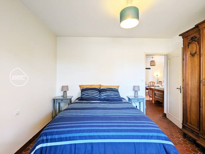 chumba cha kulala mara mbili na kitanda cha malkia