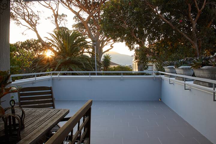 Beautiful Vredehoek family-house gallery image 3