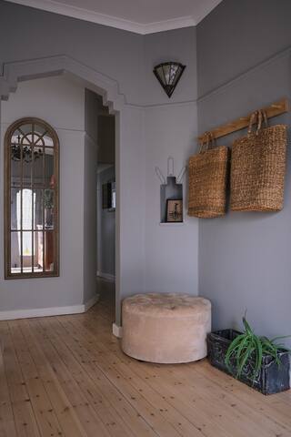 Beautiful Vredehoek family-house gallery image 2