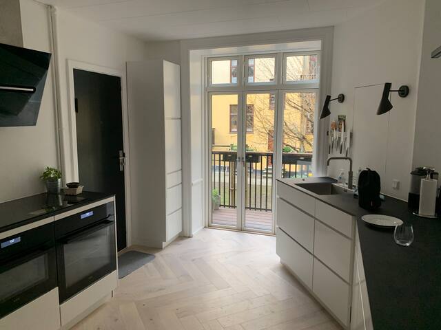 Large apartment (150 m2) close to the inner city gallery image 5