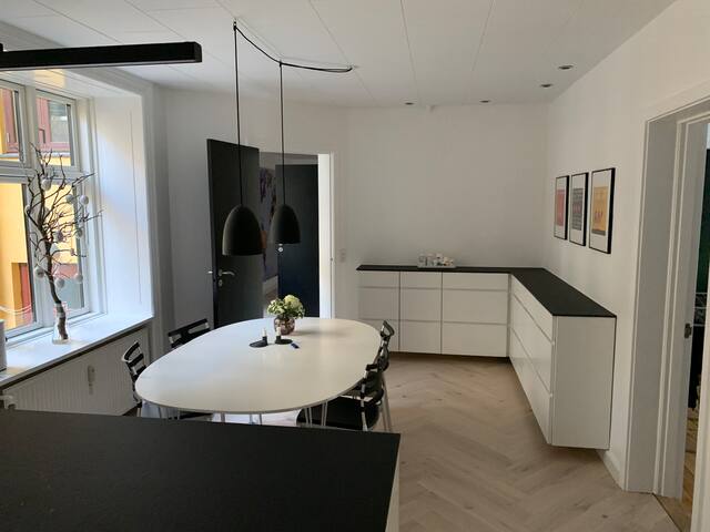 Large apartment (150 m2) close to the inner city gallery image 4