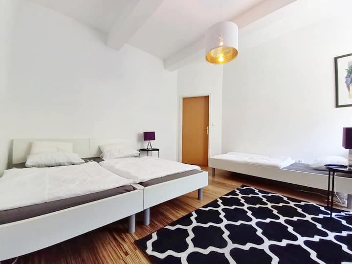 חדר שינה גדול, מקום לשלושה אנשים.