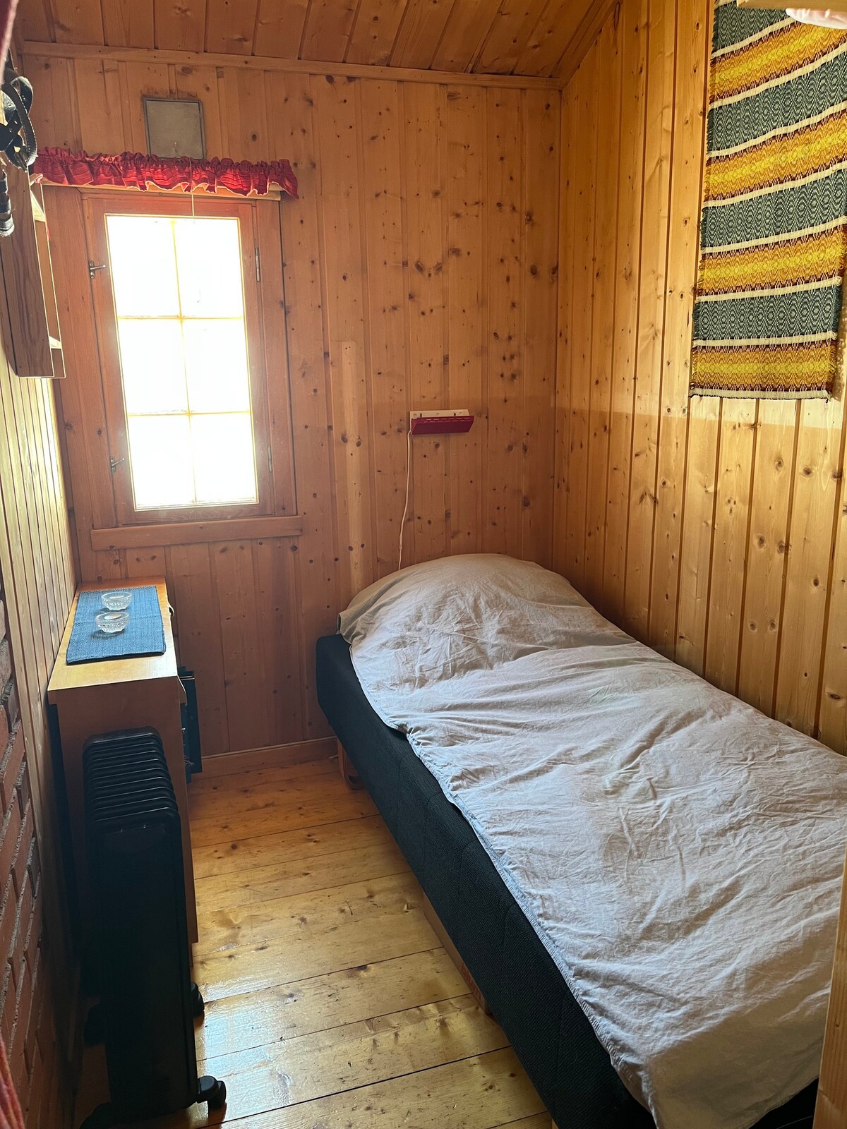 Dormitorio con cama de 90 cm