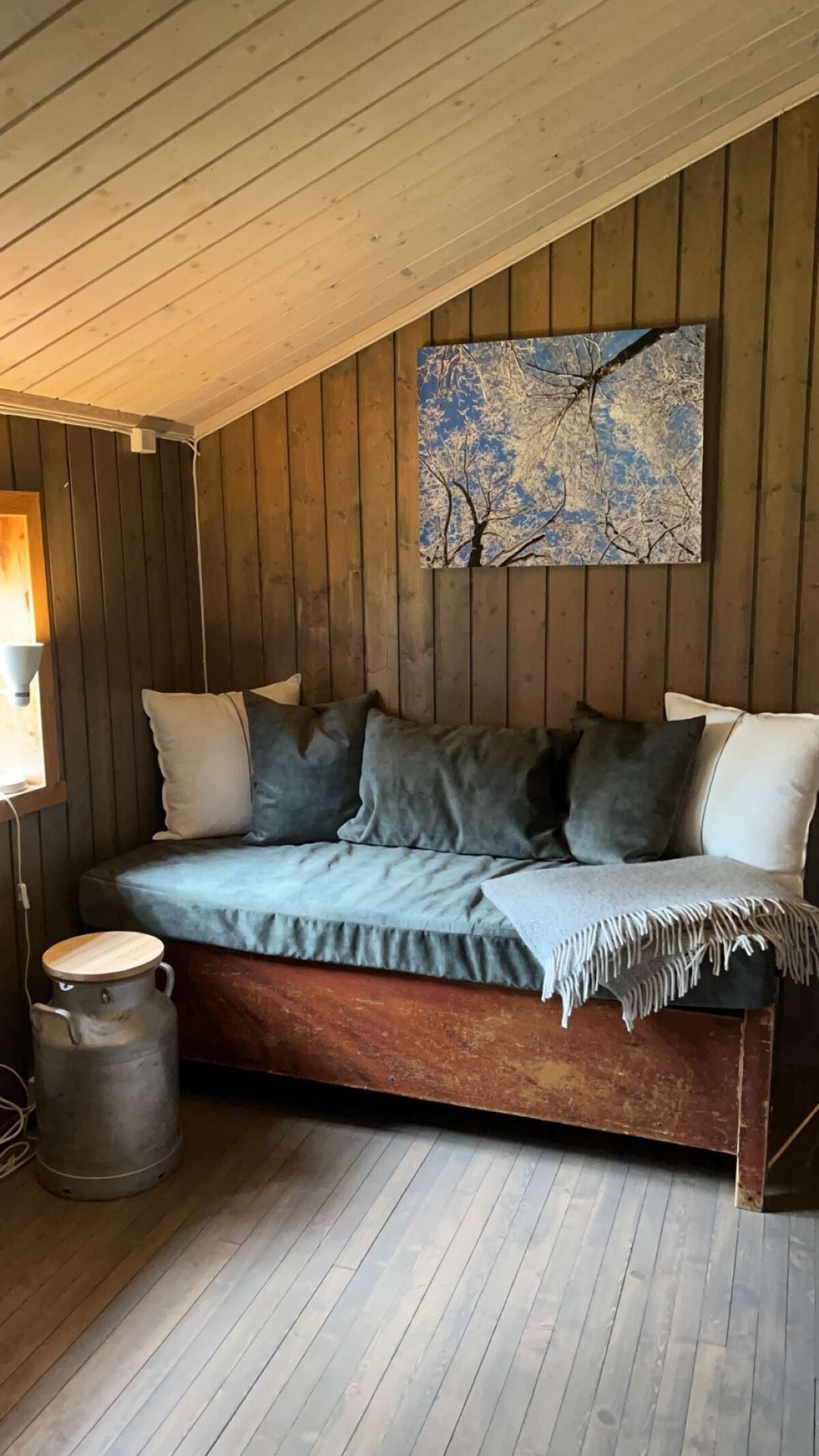 Sala de estar adjunta a la cocina con cama de invitados a 70x175