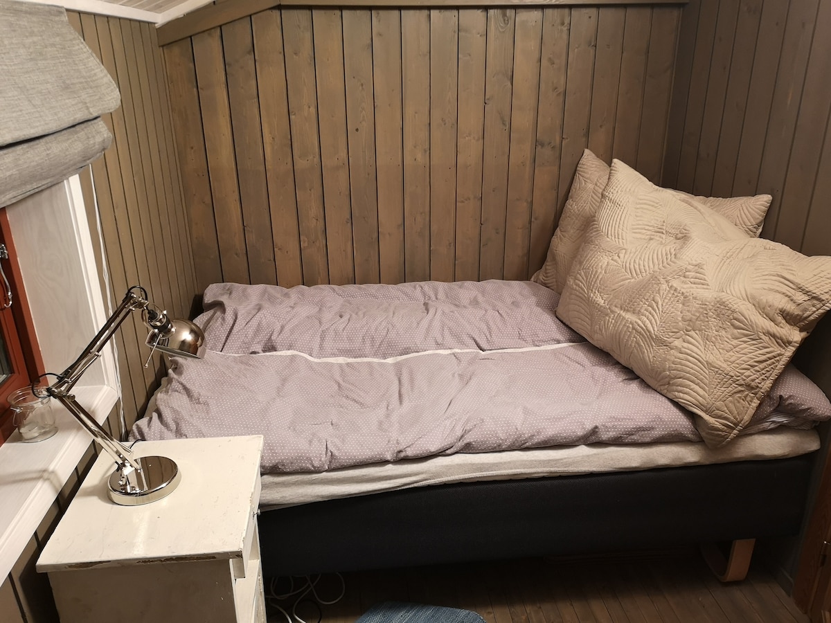 Área para dormir con 150 camas