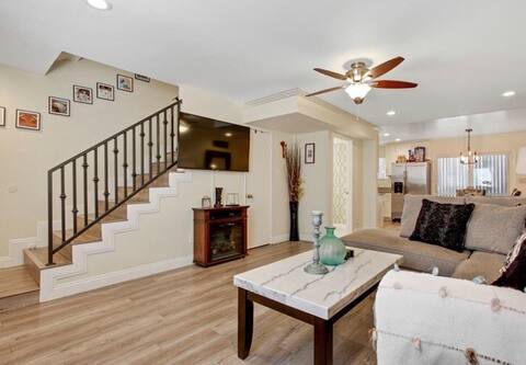 Home 2/2 drive 10 min Downtown LB Beach