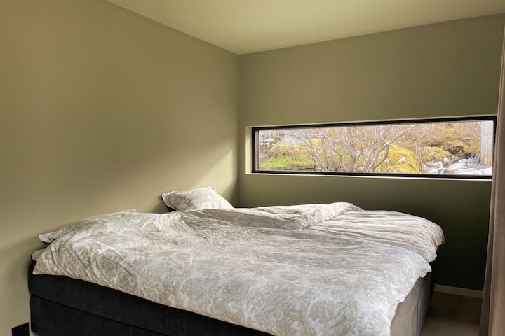 Nabite si batérie s výhľadom na záhradu, hory a oceán. 