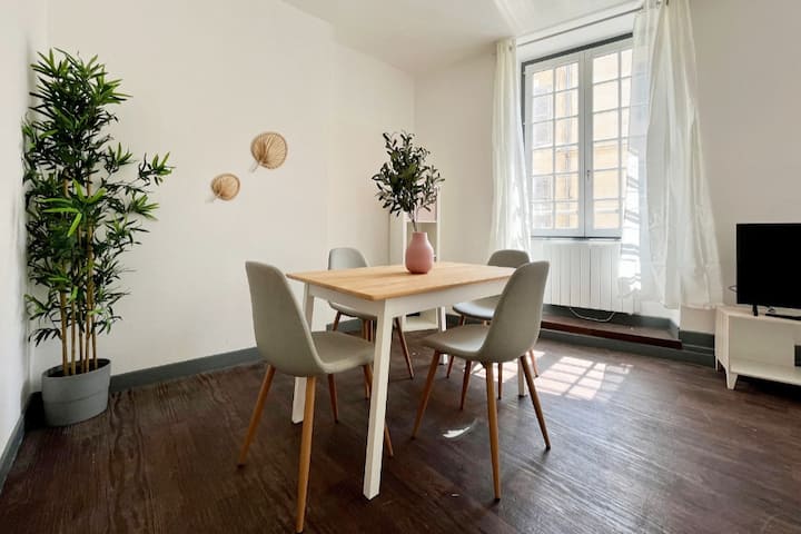 Table à manger avec possibilité de l'utiliser en coin bureau.
