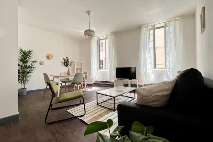 Salon et salle à manger.