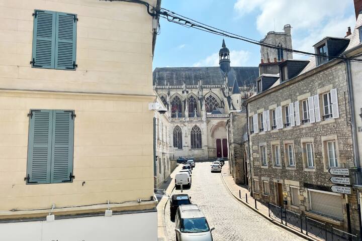 Vue sur la cathédrale de Nevers.