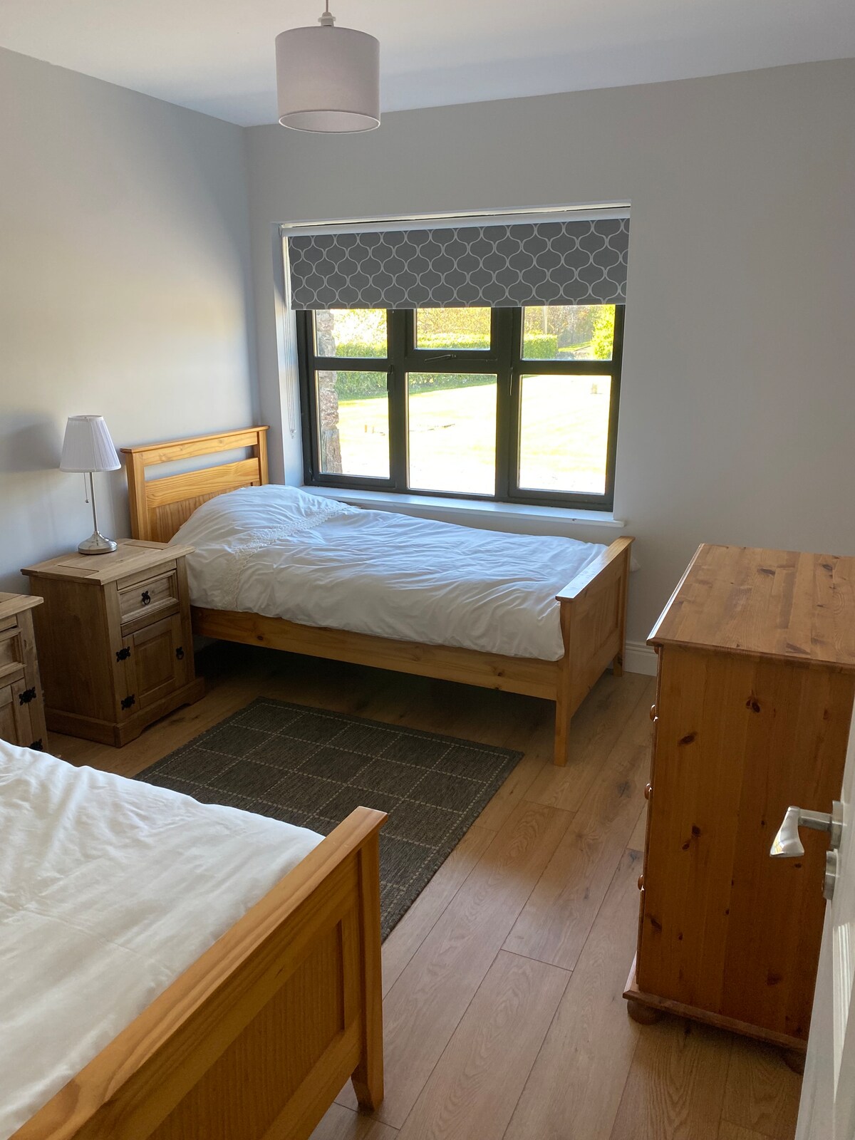 Slaapkamer 1 op de begane grond bevat 2 eenpersoonsbedden aan de voorkant van het huis. 