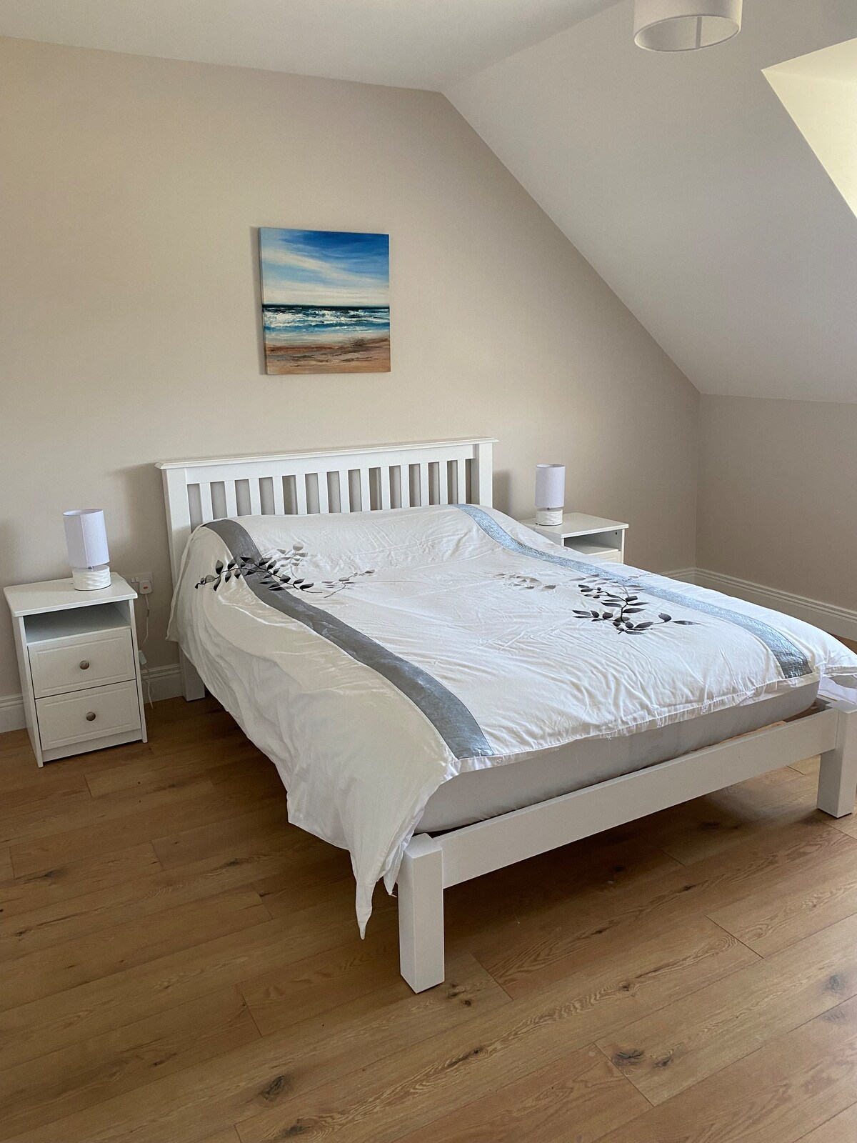 Slaapkamer 4 is aanwezig op de eerste verdieping met uitzicht over de gazons aan de voorkant. Het heeft een groot tweepersoonsbed en een eigen badkamer. 