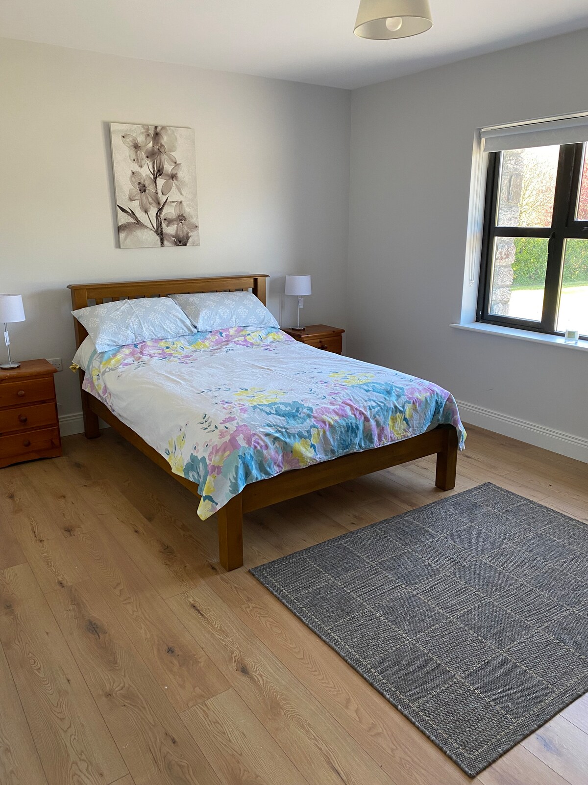 Slaapkamer 3 bevindt zich op de begane grond met een en-suite en een tweepersoonsbed. Het kijkt uit over het gazon. 