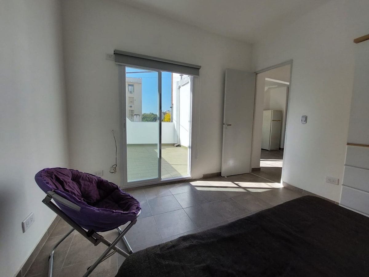 إطلالة على الشرفة من غرفة النوم.