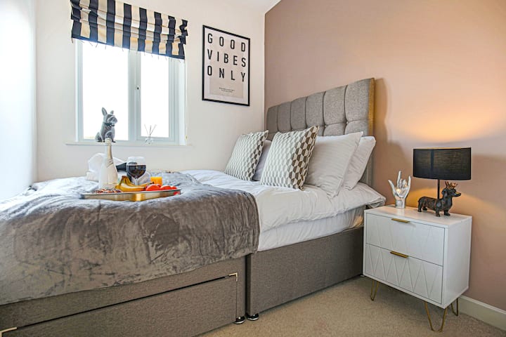 ห้องนอน 3 มีเตียงคู่ที่สะดวกสบายพร้อมผ้าปูที่นอนและผ้าขนหนูใหม่