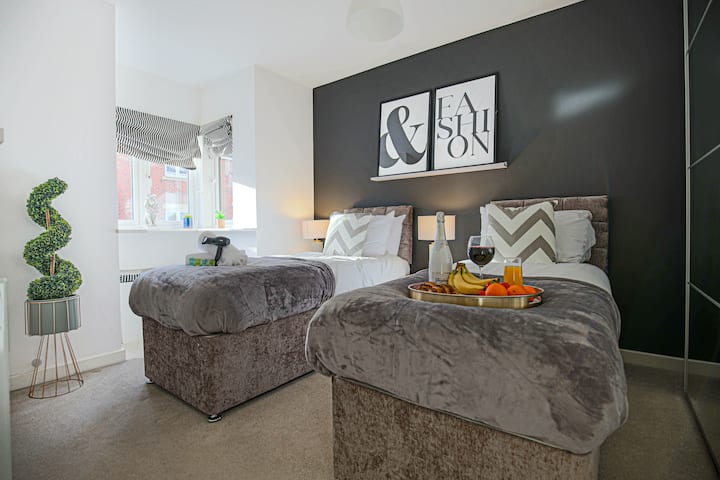 ห้องนอน 2 มีเตียงซิปล็อคที่สะดวกสบายซึ่งกำหนดค่าเป็นเตียงเดี่ยวสองหลังตามค่าเริ่มต้นหรือสามารถรูดซิปเข้าด้วยกันเพื่อสร้างเตียงขนาดคิงไซส์ได้ตามคำขอ

มีผ้าปูที่นอนและผ้าขนหนูให้