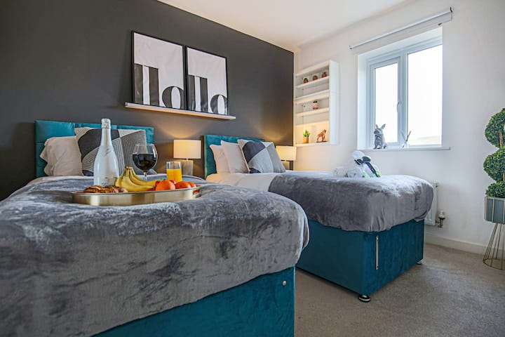 ห้องนอน 3 มีเตียงซิปล็อคที่สะดวกสบายซึ่งกำหนดค่าเป็นเตียงเดี่ยวสองหลังตามค่าเริ่มต้นหรือสามารถรูดซิปเข้าด้วยกันเพื่อสร้างเตียงขนาดคิงไซส์ได้ตามคำขอ

มีผ้าปูที่นอนและผ้าขนหนูสะอาด