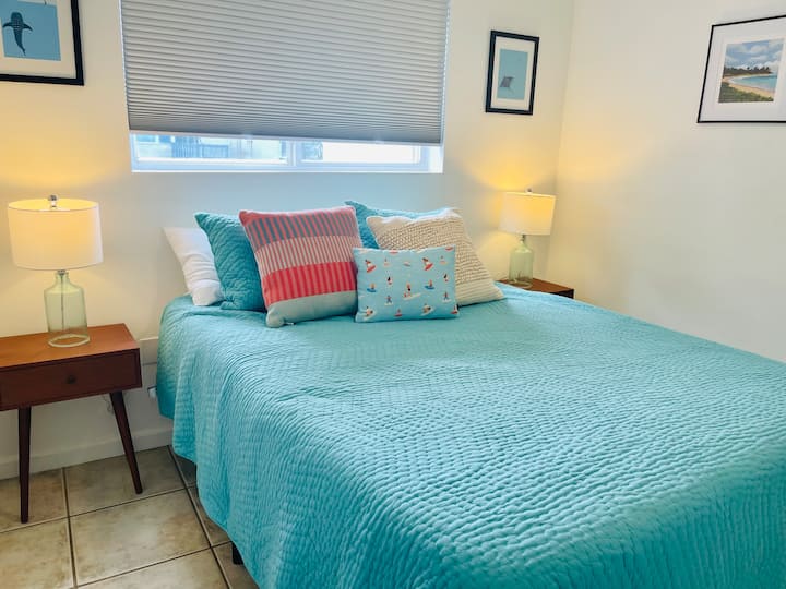 El dormitorio n.º2 incluye un cama tamaño queen, arte de pared de artistas locales y un armario grande (que incluye sábanas adicionales).  Hay una sala que oscurece la cortina para dormir.