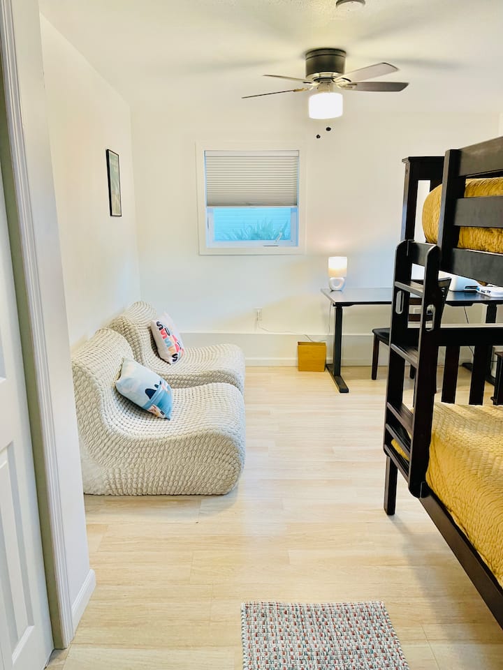 Una habitación para niños/adultos jóvenes de nuevo diseño y un espacio para pasar el rato con un armario recién construido y un montón de espacio de almacenamiento.  Cada litera tiene una calificación de 400 libras, que obtenemos específicamente por su función y robustez.