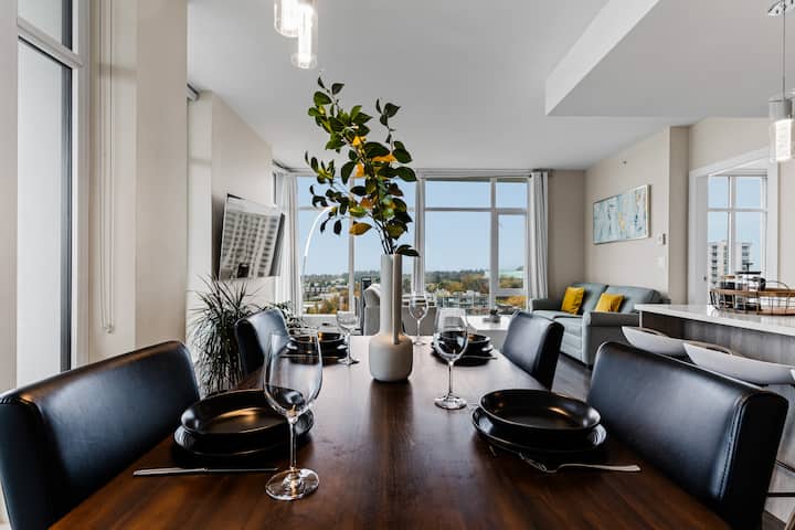 New Deluxe 2br Haven: Spectacular Views, W/parking - Victoria