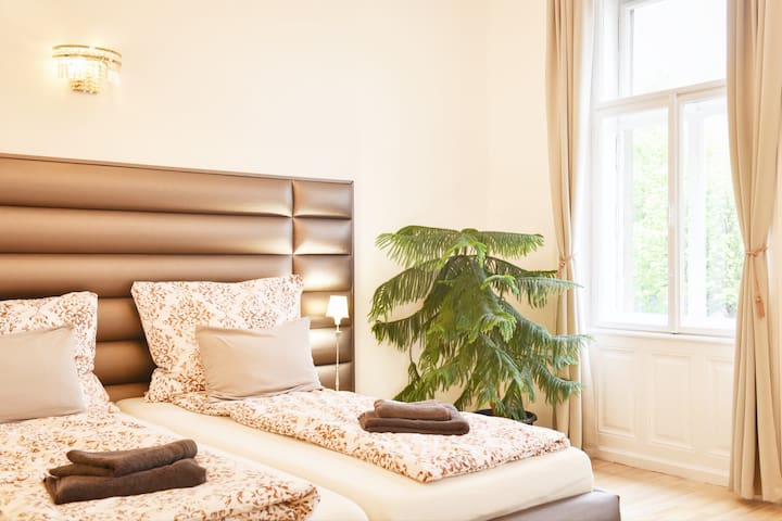 Stylish Apartment – Central – Spacious -4 Bedrooms