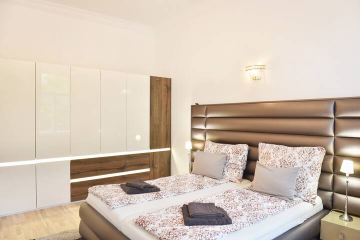 Stylish Apartment – Central – Spacious -4 Bedrooms gallery image 2