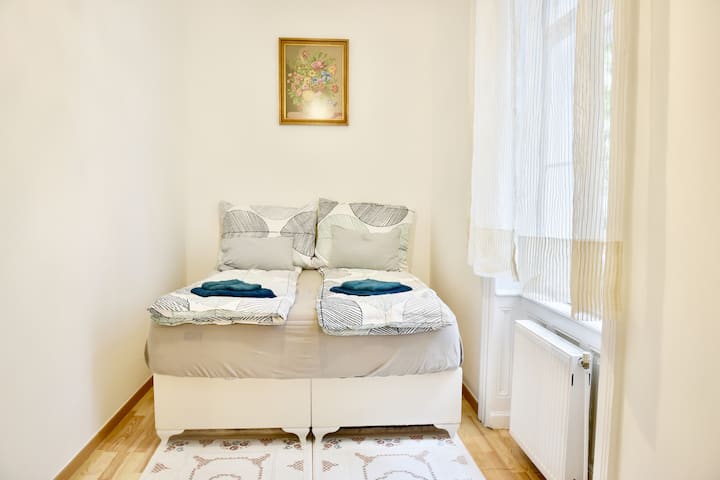 Piccolo ma bello. Letto matrimoniale QueenSize molto comodo con materasso di alta qualità. - Piccolo ma bello. Letto matrimoniale matrimoniale molto confortevole con materasso di alta qualità.