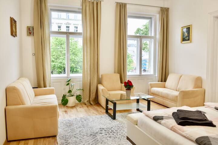 Stylish Apartment – Central – Spacious -4 Bedrooms gallery image 5