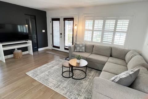 Top performing Airbnb: Urban Oasis - beautiful house close to everything! in Carver City/Lincoln Gardens