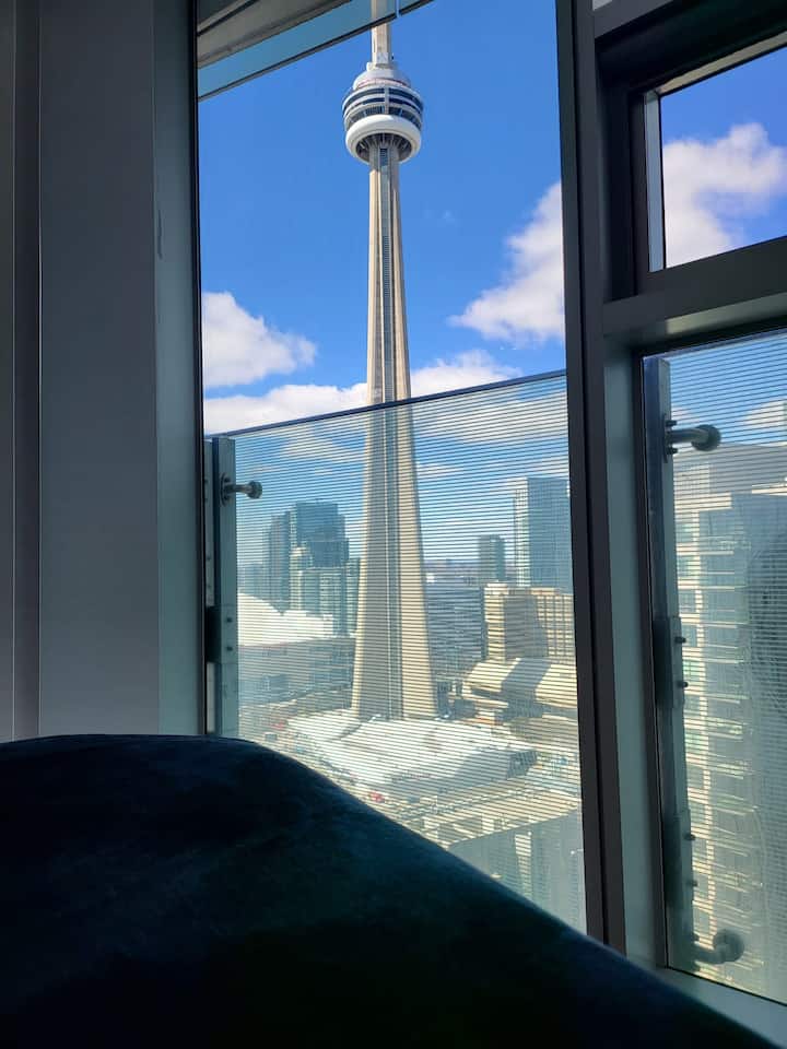 Spacious room with comfortable Queen Bed, CN Tower Views & Motorized Blinds!