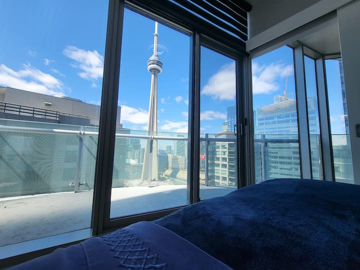 Spacious room with comfortable Queen Bed, CN Tower Views, Motorized Blinds Private Balcony & En Suite Full Bathroom!